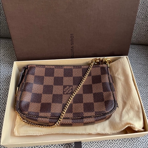 Louis Vuitton Handbags - Louis Vuitton pochette mini